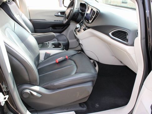 Used 2024 Chrysler Pacifica Touring-L image 17