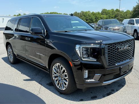 Used 2023 GMC Yukon XL Denali Ultimate AWD/4WD image 3