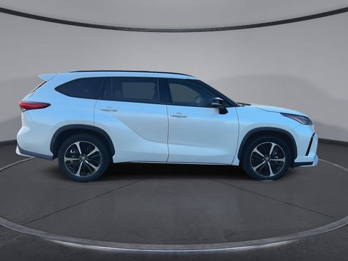 Used 2022 Toyota Highlander XSE FWD image 9