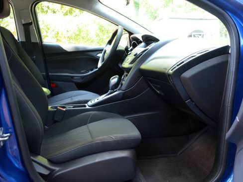 Used 2018 Ford Focus SE w/ SE Appearance Package FWD image 12