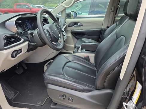 Certified 2023 Chrysler Pacifica Touring-L FWD image 2