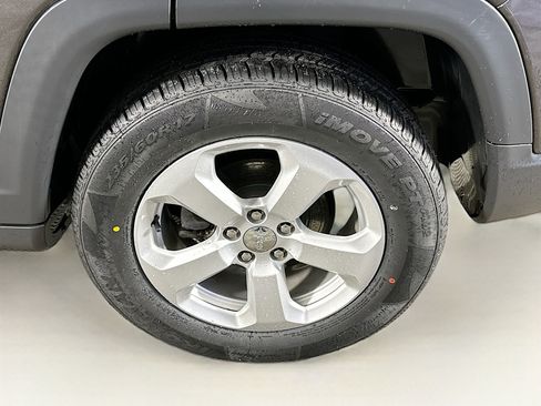 Used 2018 Jeep Compass Latitude w/ Popular Equipment Group image 11