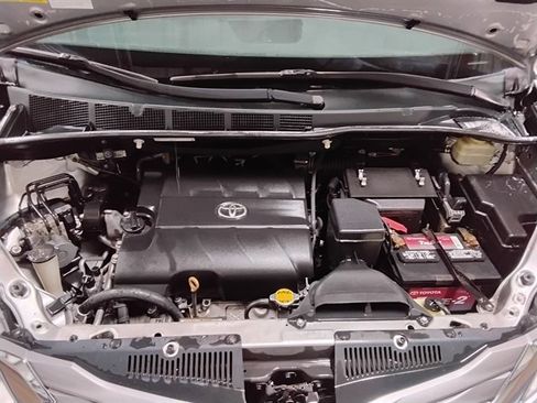 Used 2016 Toyota Sienna XLE image 9