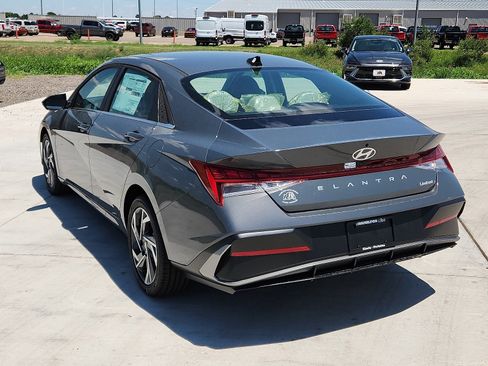 New 2025 Hyundai Elantra Limited image 3