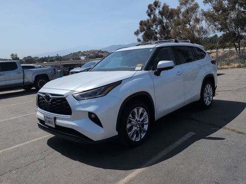 Used 2023 Toyota Highlander Limited FWD image 7