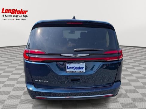 Used 2023 Chrysler Pacifica Touring-L FWD image 4