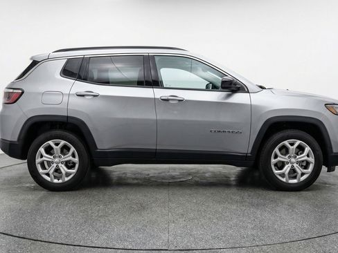 Used 2025 Jeep Compass Latitude image 11