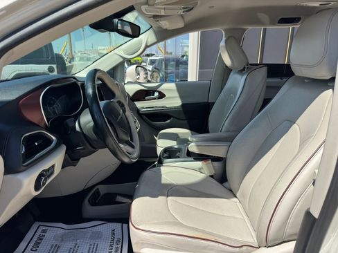 Used 2017 Chrysler Pacifica Limited w/ UConnect Theater Package FWD image 14