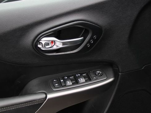 Used 2019 Jeep Cherokee Limited w/ Technology Group image 17