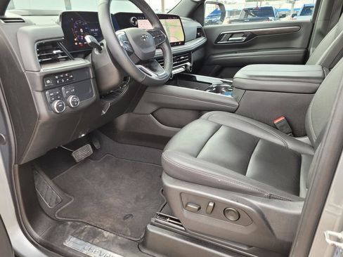 Used 2025 Chevrolet Suburban Z71 AWD/4WD image 2