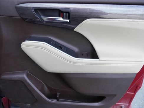 Used 2022 Toyota Highlander Limited image 32