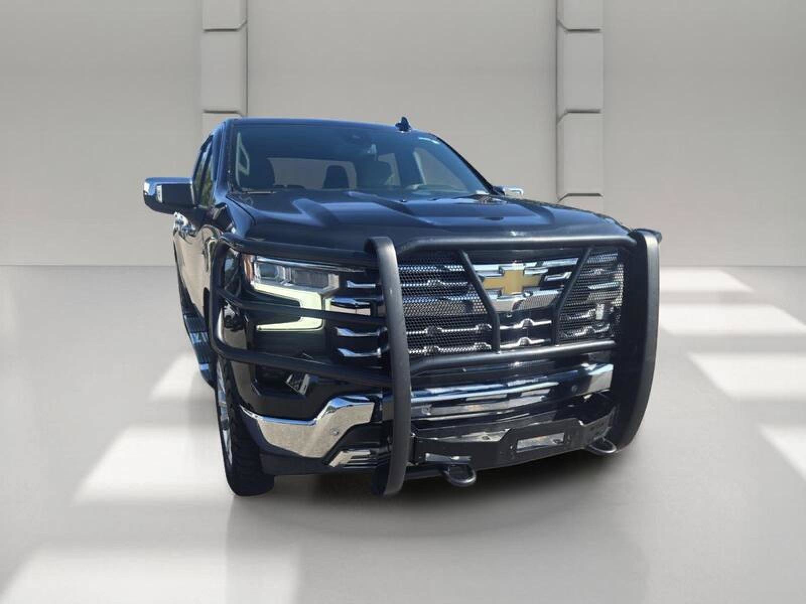 Used 2024 Chevrolet Silverado 1500 LTZ AWD/4WD image 3