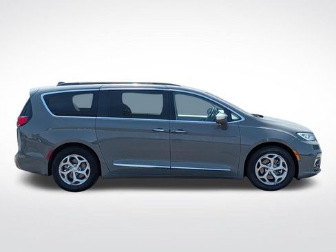 Used 2022 Chrysler Pacifica Limited FWD image 2