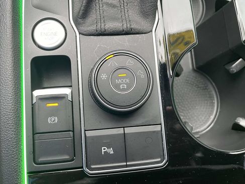 Used 2020 Volkswagen Atlas Cross Sport SEL AWD/4WD image 29