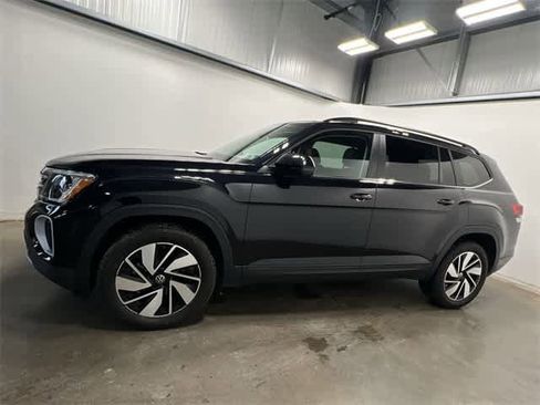 Used 2024 Volkswagen Atlas SE image 2