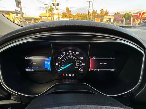 Used 2017 Ford Fusion SE w/ Fusion SE Technology Package image 24