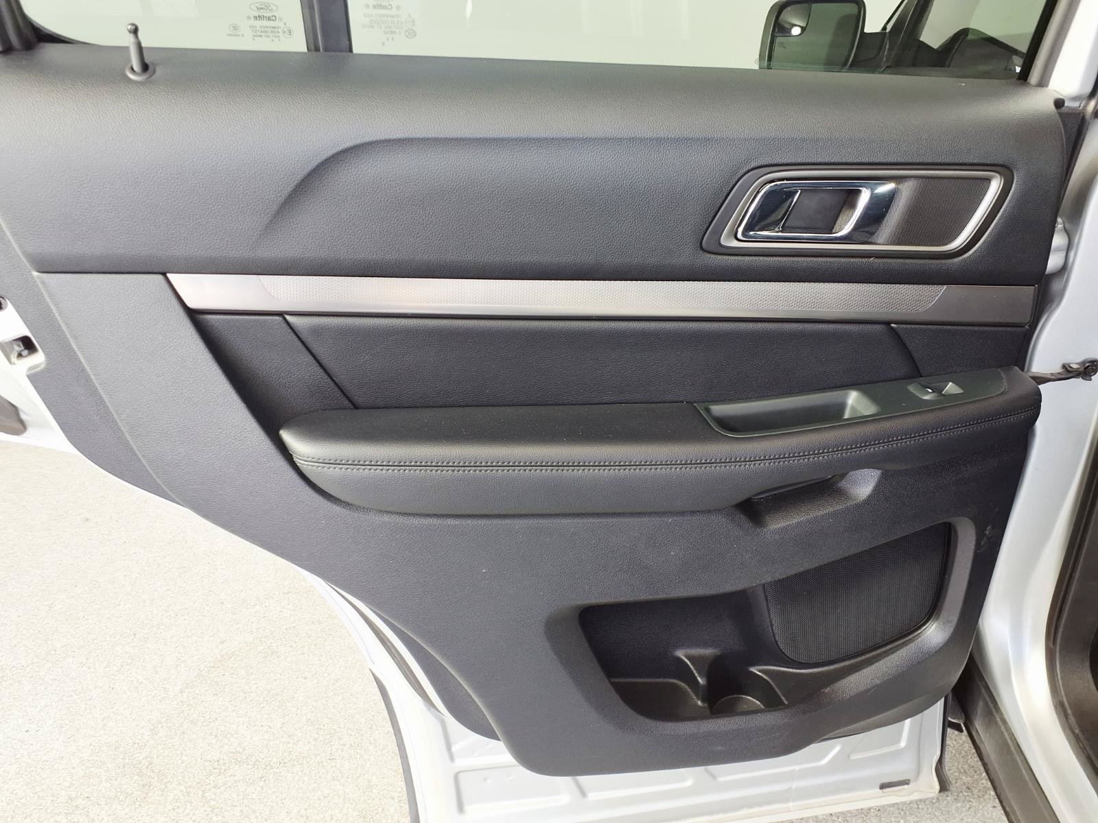 Used 2018 Ford Explorer XLT w/ Equipment Group 201A FWD image 12