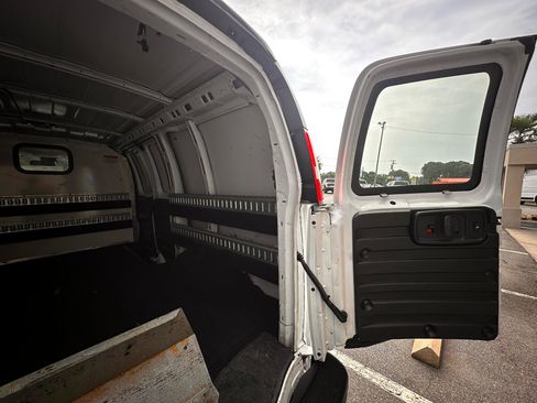 Used 2019 Chevrolet Express 2500 image 31