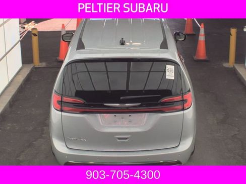 Used 2024 Chrysler Pacifica Touring-L FWD image 4