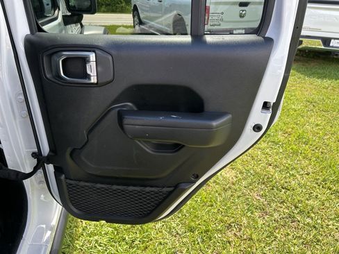 Used 2024 Jeep Wrangler Unlimited Rubicon AWD/4WD image 37