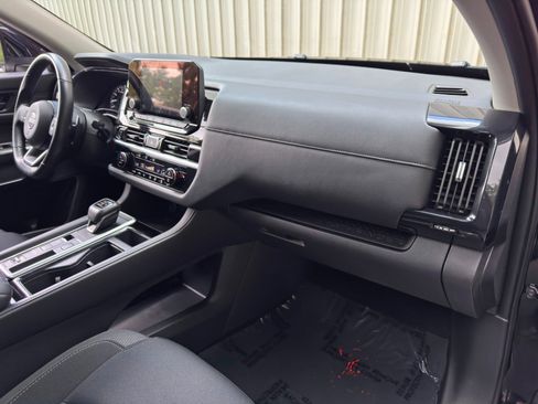 Used 2024 Nissan Pathfinder SV w/ SV Premium Package FWD image 14