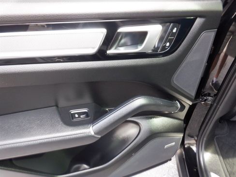 Used 2023 Porsche Cayenne Platinum Edition image 12