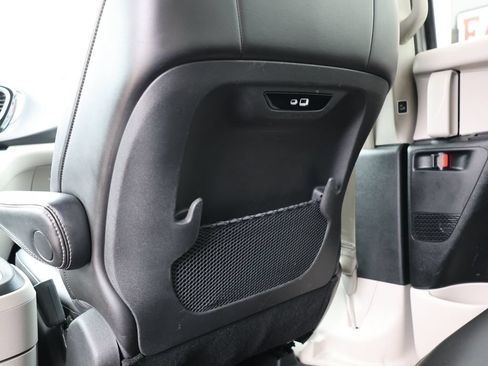 Used 2024 Chrysler Pacifica Touring-L FWD image 31