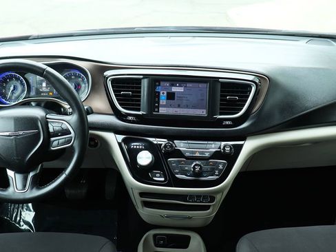 Used 2022 Chrysler Voyager LX image 34