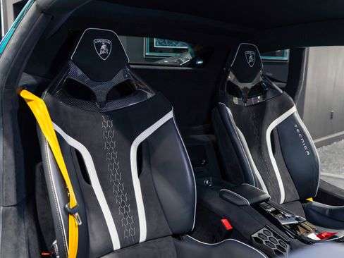 Used 2023 Lamborghini Huracan Tecnica image 2