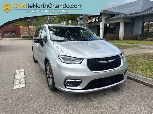 Used 2024 Chrysler Pacifica Limited FWD image 1