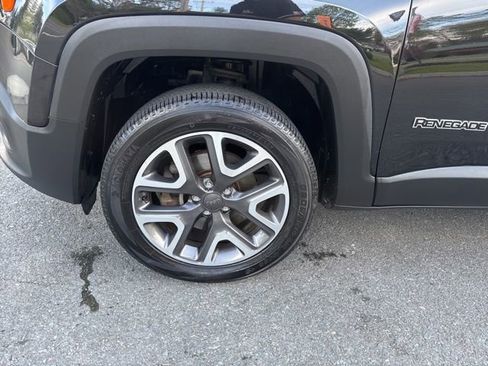 Used 2018 Jeep Renegade Latitude w/ Cold Weather Group AWD/4WD image 12