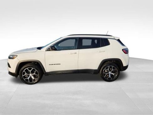 Used 2024 Jeep Compass Latitude image 4