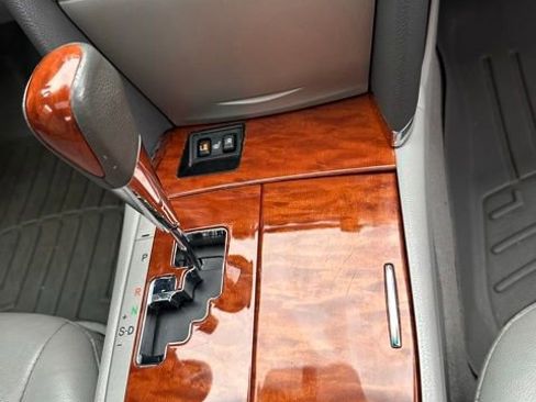 Used 2011 Toyota Camry XLE image 3