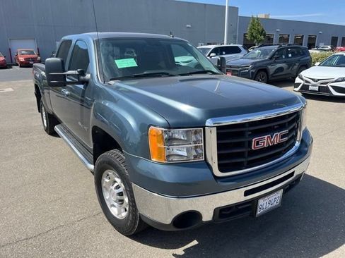 Used 2010 GMC Sierra 2500 SLE w/ Suspension Package, Off-Road AWD/4WD image 2