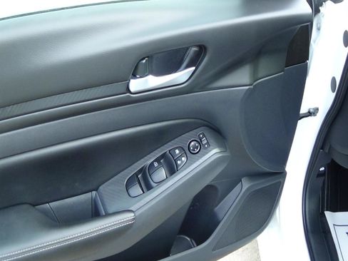 Used 2025 Nissan Altima 2.5 SV FWD image 14
