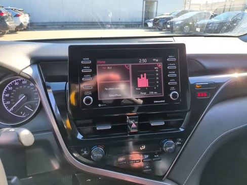 Used 2022 Toyota Camry SE image 11