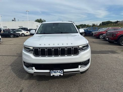 Used 2022 Jeep Wagoneer Series III w/ Premium Group I AWD/4WD image 2
