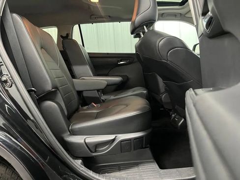Used 2021 Toyota Highlander XLE AWD/4WD image 11