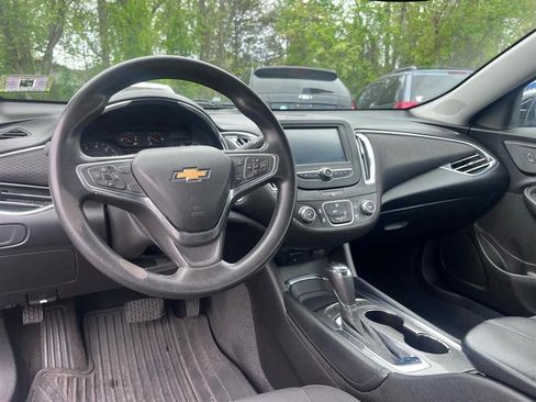 Used 2017 Chevrolet Malibu LT FWD image 16