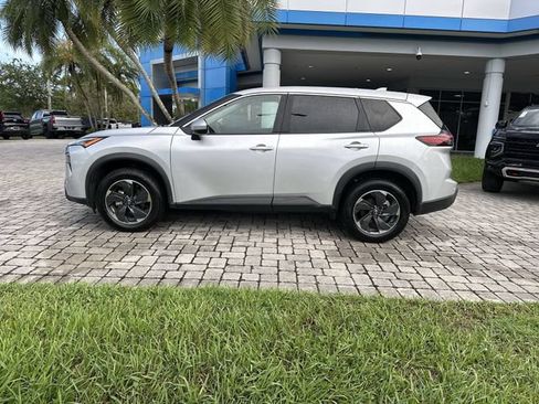 Used 2024 Nissan Rogue SV FWD image 32