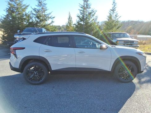 Used 2026 Chevrolet Trax ACTIV w/ Sunroof Package FWD image 4