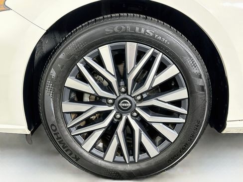 Used 2025 Nissan Altima 2.5 SV FWD image 11