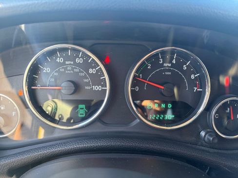 Used 2016 Jeep Wrangler Unlimited Sahara w/ Connectivity Group AWD/4WD image 11