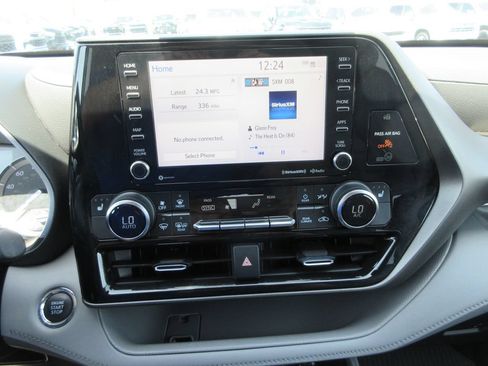 Used 2022 Toyota Highlander XLE AWD/4WD image 30