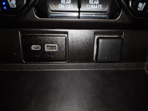 Used 2023 GMC Yukon SLT RWD image 25