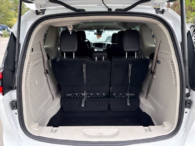 Used 2024 Chrysler Pacifica Limited FWD image 13