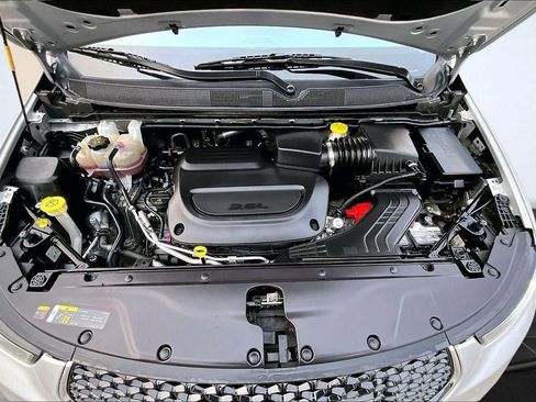 Used 2024 Chrysler Pacifica Touring-L FWD image 10