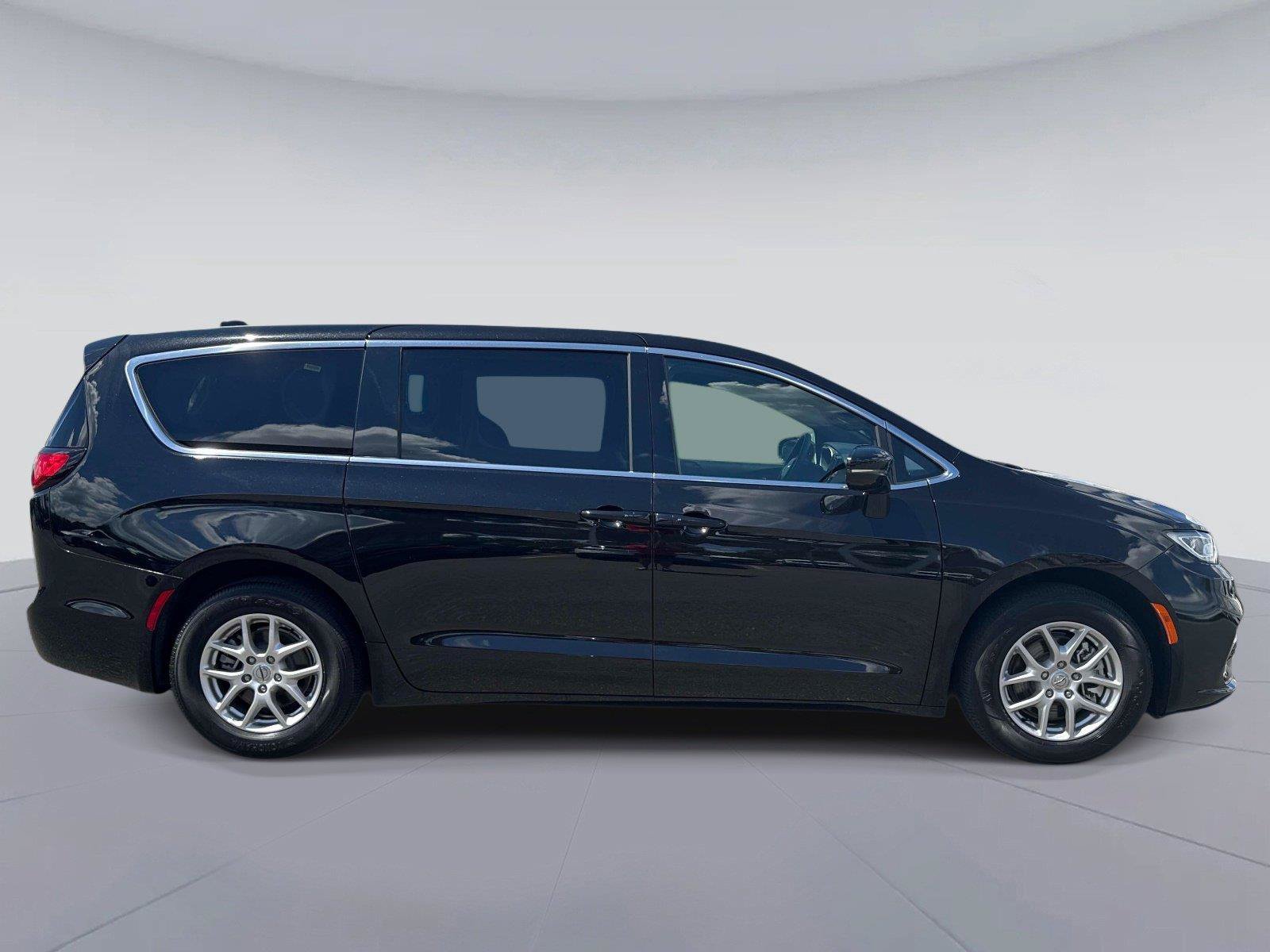 Used 2025 Chrysler Pacifica Select FWD image 2