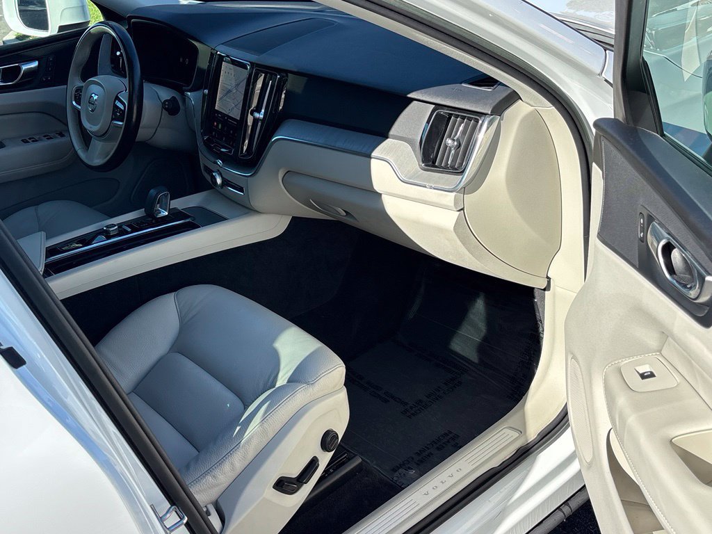 Used 2023 Volvo XC60 B5 Plus AWD/4WD image 33