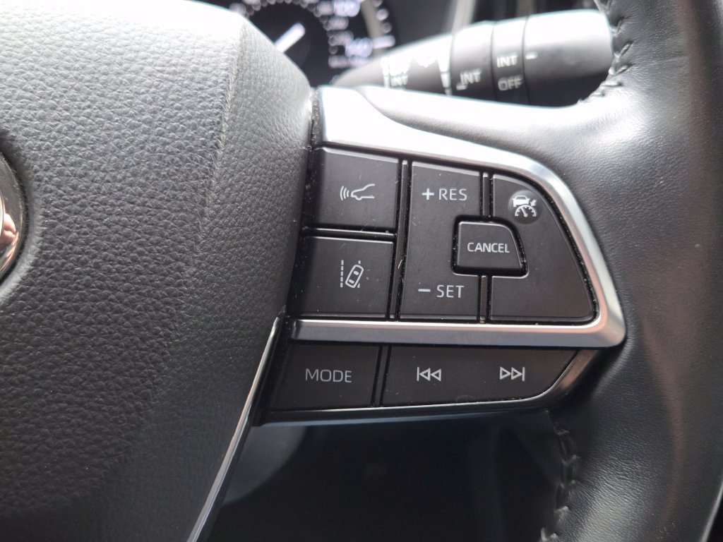 Used 2021 Toyota Highlander XLE AWD/4WD image 17